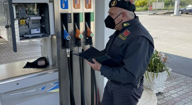 Pizzicati dalla Guardia di Finanza i furbetti della benzina: alteravano o nascondevano i prezzi del carburante