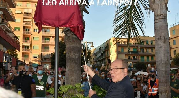 Carlo Verdone scopre la targa dedicata a Leo, eroe di "Un sacco bello" in piazza Rossellini a Ladispoli