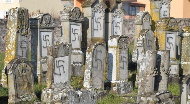 Francia, oltre cento tombe ebraiche profanate con le svastiche: ecco le foto choc