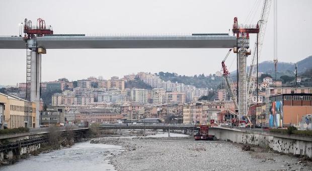 Ponte Genova, cominciato il varo dell'ultima campata: in quota entro domani mattina