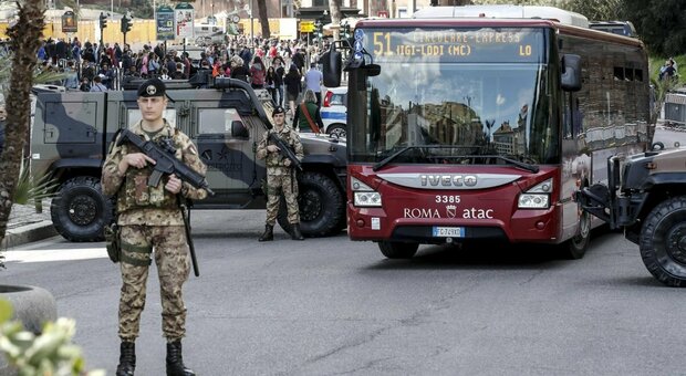 Quarantene a Roma, Atac in crisi di autisti: quasi 1.300 dipendenti in isolamento. «I militari a guidare i bus»