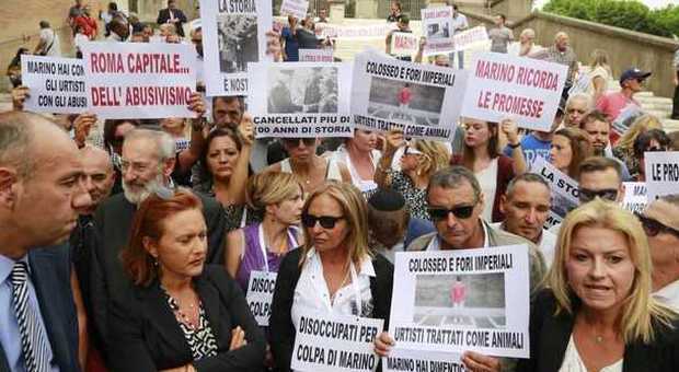 Roma, gli urtisti protestano in Campidoglio: «Marino non mantiene le promesse». Al corteo anche il rabbino capo