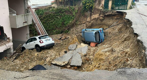 Sciacca, auto trascinate nel fango e muri crollati: famiglie isolate per il maltempo