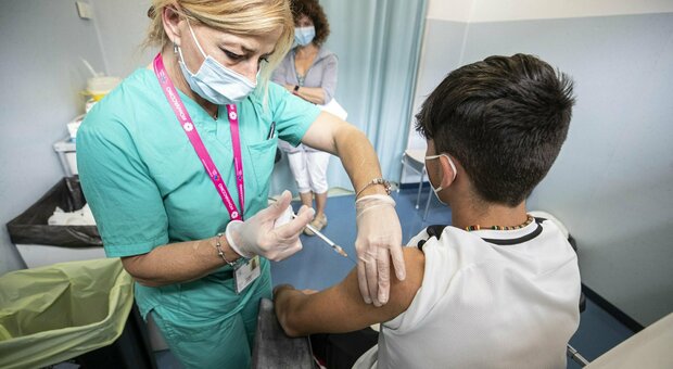 Vaccino obbligatorio agli studenti over 12, Los Angeles anticipa tutti: entro gennaio tutti immunizzati