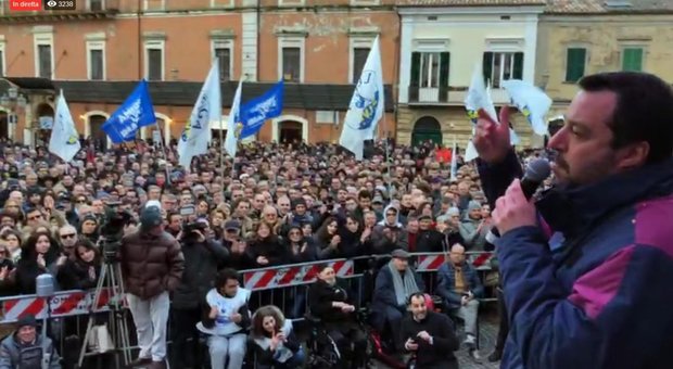 Uovo al comizio manca Salvini e colpisce una donna: il vicepremier si scusa
