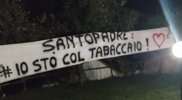 Ladro ucciso, striscioni di solidarietà per il tabaccaio di Santopadre: «Siamo tutti Sandro Fiorelli»