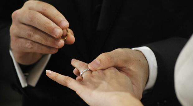 Istat, crollo di matrimoni e divorzi: -80% e -60% lo scorso anno. Pesa l'effetto Covid