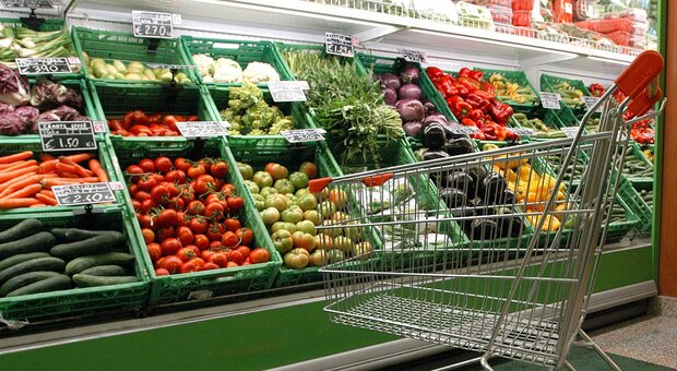Inflazione, l'allarme dei consumatori: stangata da 2.400 euro l'anno