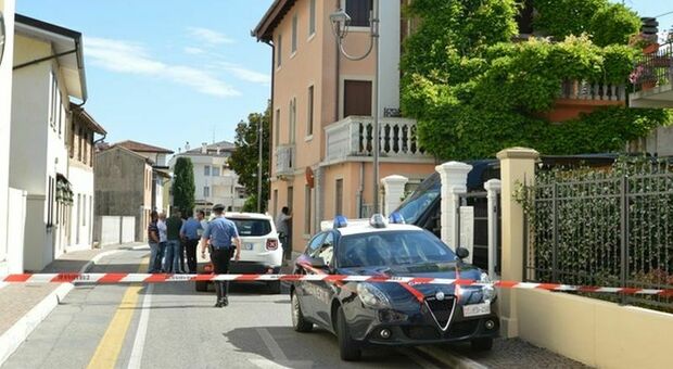 Venezia, coppia di coniugi trovata morta in casa a Fossalta di Portogruaro: si indaga su omicidio suicidio