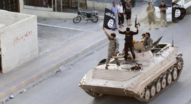 Isis, auto bomba senza conducente e gas nervino: ecco le nuove armi dei jihadisti