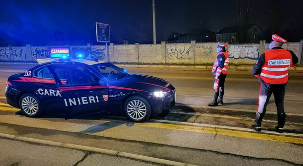 Monza, in tre con una pistola tentano assalto a hotel: il proprietario si barrica all'interno