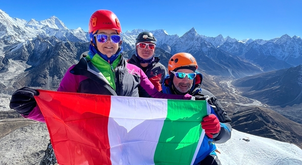 Due marsicani in Nepal scalano il Lobuche East: sulla vetta lei canta una canzone di Jovanotti