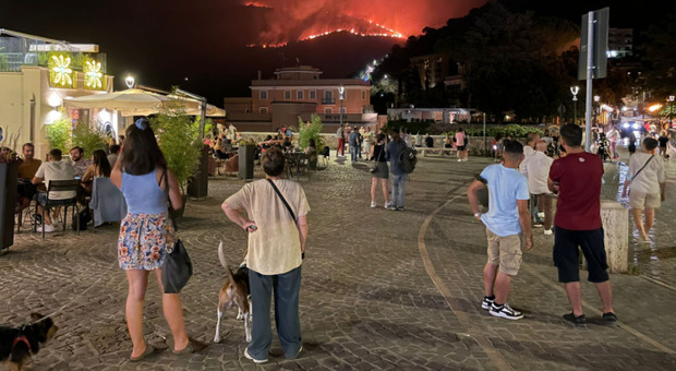 Incendio a Tivoli, fiamme fino alle case: evacuati palazzi e il Villaggio Don Bosco