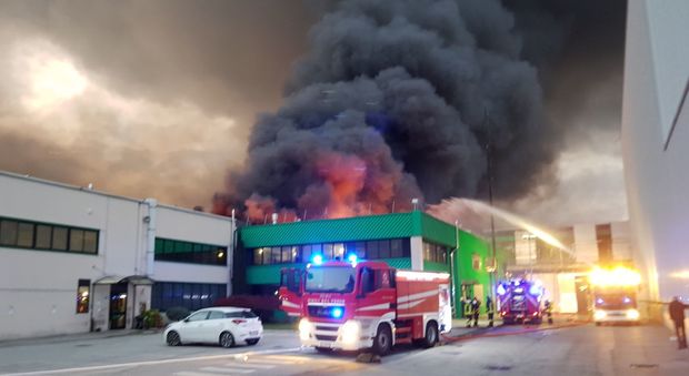 Il vasto incendio nella fabbrica Roncadin di Meduno