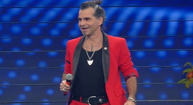 Sanremo 2020, Piero Pelù con il lutto al braccio «Mi vergogno di essere uomo». Cosa è successo?