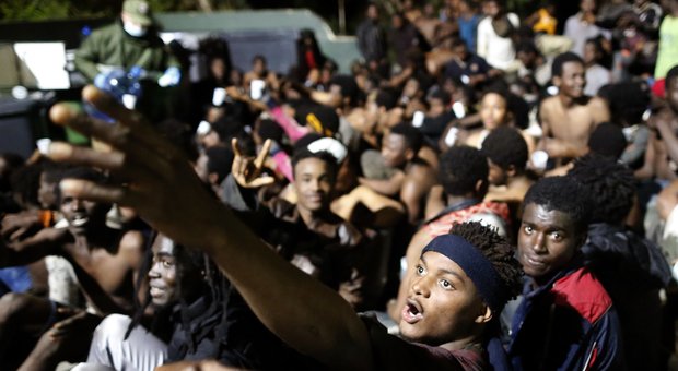 Migranti, in 400 sfondano il muro di Ceuta e superano il confine