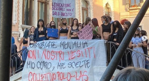 Venezia, la prof. vieta l'suo del top a scuola: «Distraete i maschi». Scatta la protesta degli studenti