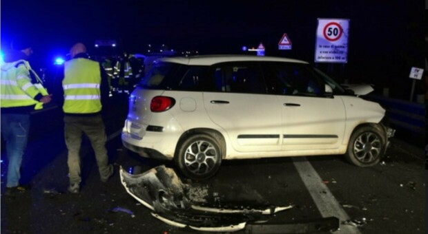 Incidente sulla Terni-Orte, scende dal furgone dopo un guasto: ragazzo di 19 anni travolto e ucciso da un Doblò