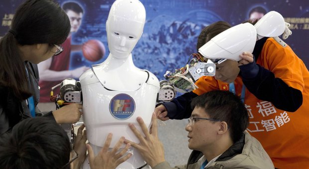 Due robot iniziano a parlare fra loro in una lingua sconosciuta: sospeso l'esperimento di Facebook