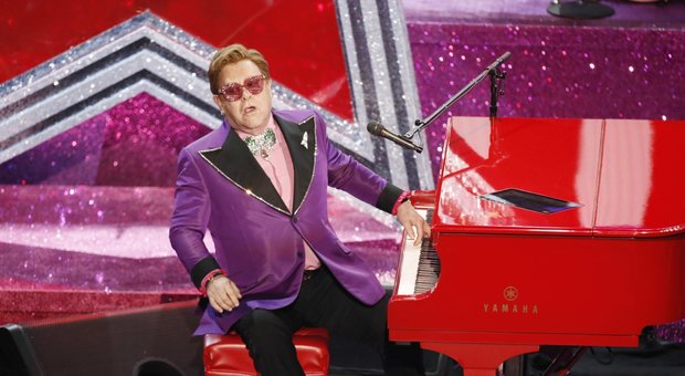 Elton John interrompe il concerto e abbandona il palco in lacrime: «Sono senza voce». Poi la diagnosi choc