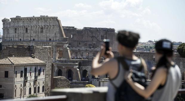 Colosseo, il terzo sfregio in sei giorni in azione acchiappa-vandali armati