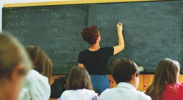 Lo scandalo dei finti insegnanti in Campania: per un diploma diecimila euro