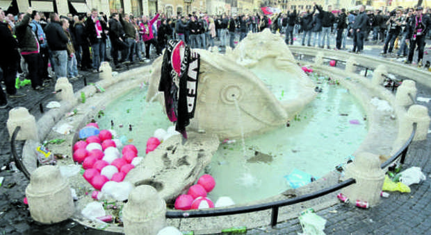 Roma-Feyenoord, chiesta l'archiviazione per i danni alla Barcaccia da parte dei tifosi olandesi