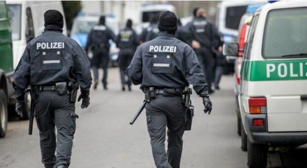 Berlino, sparatoria in strada: quattro feriti gravi, uomo si butta in un canale per salvarsi