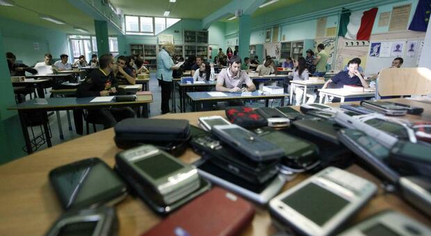 Smartphone sequestrati a scuola, scoppia la rivolta. Studentessa si ribella al prof