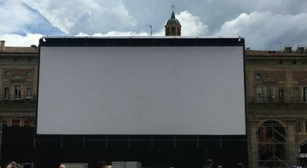 Bologna, proietta film hard su un maxi-schermo in piazza Maggiore: poi lo vede con gli amici
