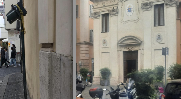 Il semaforo in piazza Colonna e Piazza della Pigna