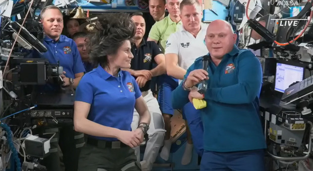 Samantha Cristoforetti da oggi comandante della stazione spaziale internazionale Diretta Live I gradi consegnati dal russo Oleg Artemyev