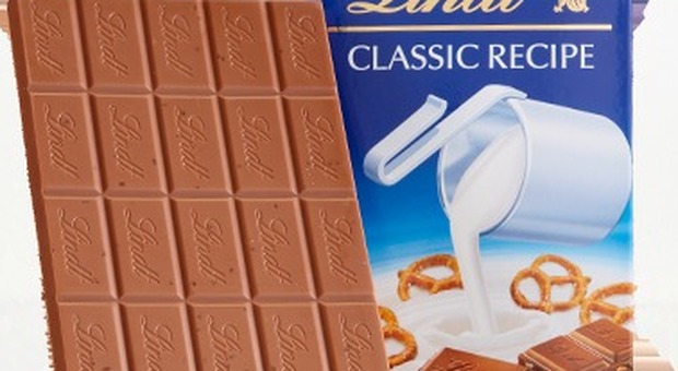 Cioccolato Lindt, tavolette al latte ritirate dal mercato: «All'interno pezzi di plastica»