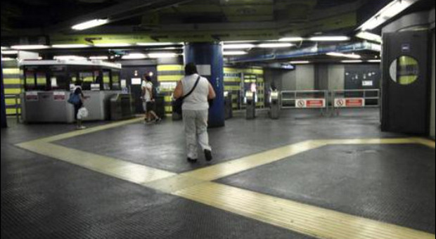 Roma, paura nella metro Rebibbia: ragazzi ubriachi aggrediscono guardia giurata e lui spara in aria