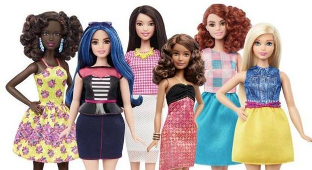 Rivoluzione in casa Mattel, arrivano le Barbie curvy e basse: «Così la bellezza è più realistica»