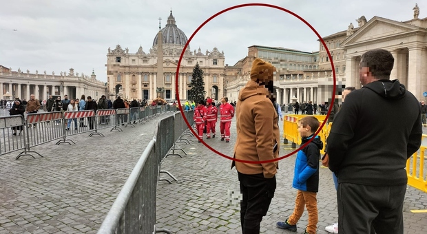 Ratzinger, saltafila abusivi senza scrupoli a caccia di turisti da truffare a San Pietro: «50 euro per un tour»