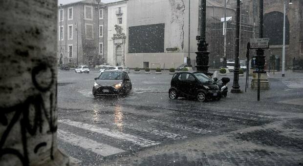 Nubifragio a Roma, temporale e tempesta di vento. Traffico in tilt: «Un'ora per fare 6 chilometri»