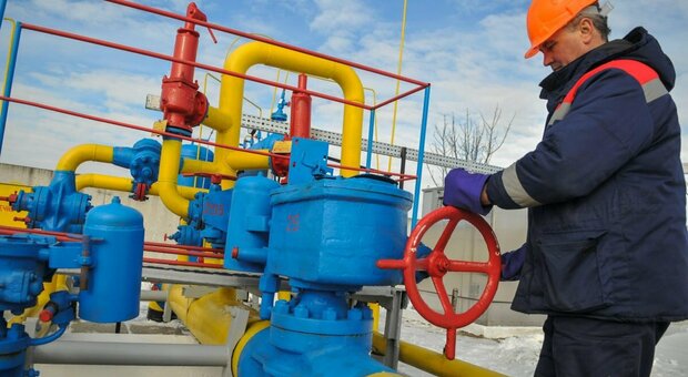 Gas, Eni apre due conti in Russia (uno in rubli) ma continuerà a pagare Gazprom in euro