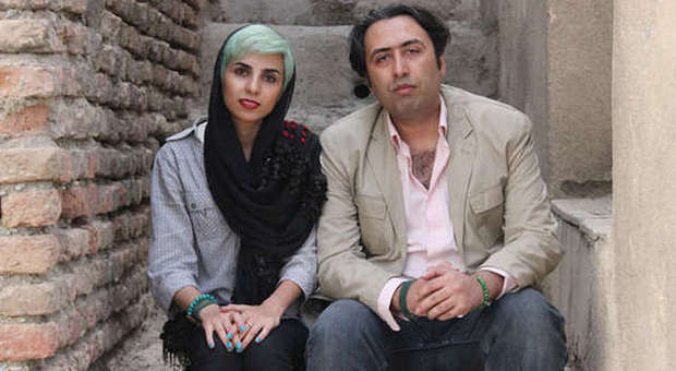 Iran, stringono la mano a persone dell'altro sesso: due poeti condannati a 99 frustate