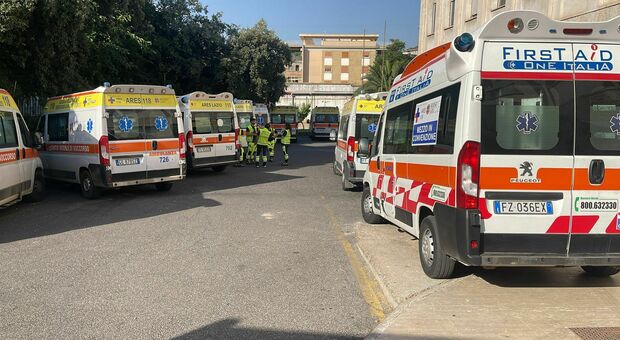 Bloccate le ambulanze, i soccorsi tardano: attese anche di 7 ore a causa del Covid e del caldo