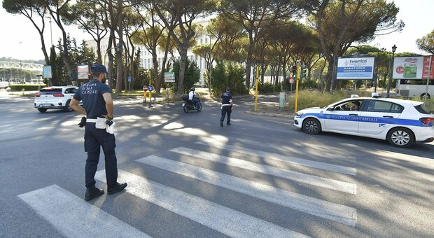 Roma, travolge scooter e scappa: morto ottico di 28 anni, grave l'amico. Caccia al pirata della strada
