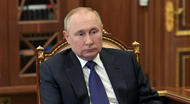 «Putin ha trasferito la famiglia in un bunker in Siberia ed è malato». Ma il Cremlino smentisce