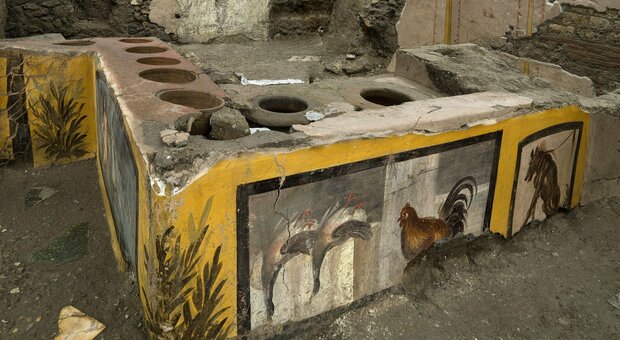 Pompei, scoperto un bar tavola-calda intatto: i cibi ancora in pentola