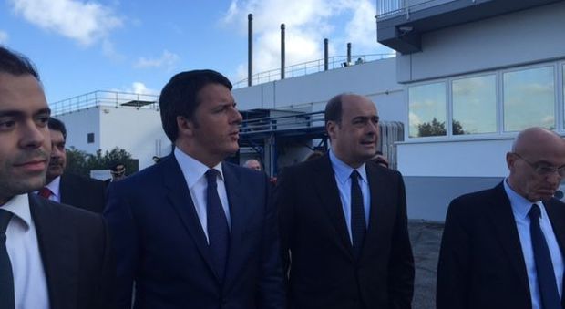 Renzi e Zingaretti visitano le fabbriche di Pomezia. Il premier: «Nicola, sali in macchina con me»