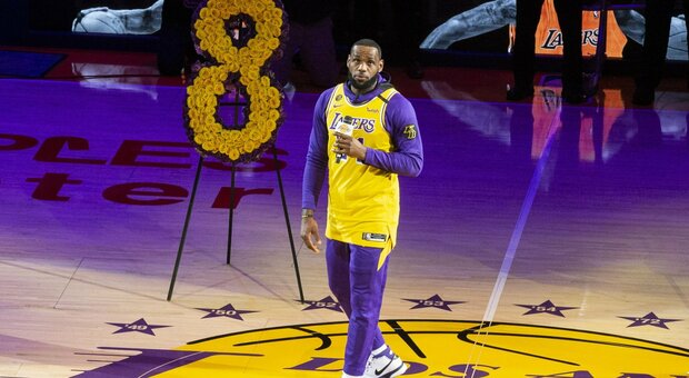 NBA, LeBron James e il tributo a Kobe: 46 punti contro i Cavs. I Nets vincono ancora