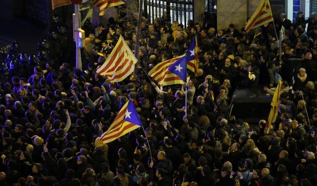Catalogna, arrestati cinque leader indipendentisti: la gente scende in strada a Barcellona