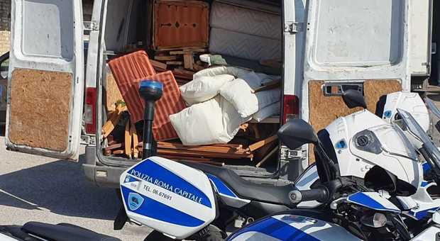 Roma, trasportava oltre 300 chili di rifiuti, un altro gettava mobili: due denunciati