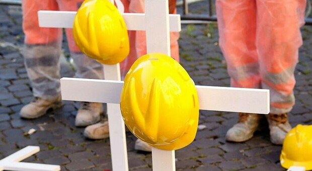Morti sul lavoro, altre due vittime a Pomezia e Torino: operaio cade dal tetto, tecnico lavorava con la sabbiatrice
