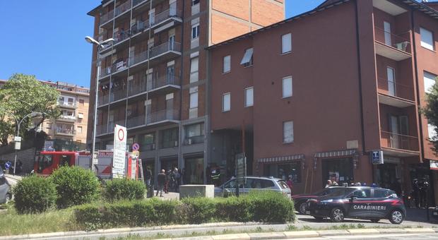«Uomo armato barricato in casa e una donna sequestrata». Perugia, paura in via Fonti Coperte