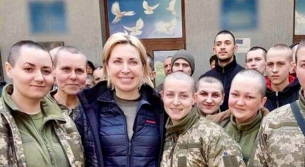 Soldatesse dell'Ucraina catturate e rapate a zero dai russi prima di essere scambiate con altri prigionieri